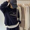 Uma geração de suéteres casuais coreanos com estampa de letras retrô americana, estilo preguiçoso, cor cinza leite, gola redonda, moda para casais