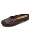 Pantuflas de exterior de una sola pieza para mujer con apertura poco profunda, para pisar, de dedo dividido, tipo slip-on, versátiles para ir al trabajo, casuales, para mujeres embarazadas, zapatos individuales 6612-17