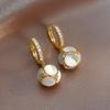 Pendientes de bola de ojo de gato dorados, pendientes de hebilla de oreja vintage de moda, accesorios de oreja ligeros de lujo, diseño de nicho, clip de oreja avanzado