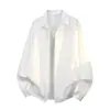 Camisa de manga comprida listrada escura, de corte solto, para homens e mulheres, adequada para primavera e outono, casual, com caimento relaxado e estiloso, e um visual sofisticado.