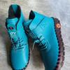Zapatos de Algodón Cortos Gruesos de Estilo Nuevo Invierno 2025 con Forro de Felpa, Cierre de Velcro, Importación, Talla Grande, con Costuras Hechas a Mano y Tacones Gruesos para Mujer, Venta al por Mayor