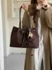 A bolsa tote retrô popular deste ano para mulheres é um novo modelo de 2026 com grande capacidade, adequada para o trajeto diário, e pode ser usada como uma bolsa de ombro moderna.