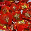 Nuevo Estilo Gancho Rojo Festivo con Carácter Fu, Adhesivo Fuerte, Sin Taladrar, Gancho Adhesivo Sin Rastro, Gancho de Nudo Chino al por Mayor