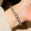 Pulseira Transfronteiriça Europeia e Americana Minimalista Elegante Versátil com Design Único, Joia Exquisita e Luxuosa