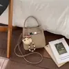 Bolso Pequeño de Mano para Mujer, Nuevo Estilo Primavera 2026, Bolso de Hombro Retro de Alta Gama, Bolso Cruzado Tipo Cubo para Viajes al Trabajo