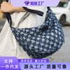 Bolso de mezclilla a cuadros Moda para mujer Nuevo bolso media luna Personalizado Versátil Bolso de axila Gran capacidad Un solo hombro Bandolera