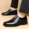 Novos Sapatos Masculinos de Couro Vazados de Verão, Para Traje Formal de Negócios, Sapatos Casuais Estilo Britânico, Mocassins Slip-On Respiráveis da Moda