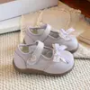 Sapatos de Caminhada para Bebê Menina Sapatos Individuais de Princesa Estilo Novo Primavera e Outono Sapatos Pequenos de Couro para Meninas Sola Macia Sapatos Estáveis Dropshipping