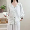 [Especial] Colección de principios de otoño 2026 para mujer talla grande: elegante blusa bordada de manga tres cuartos con cuello en V 0962