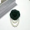 Broche de flor de camelia y perla estilo Chanel, pin de tela tridimensional, accesorio de alta gama, venta al por mayor