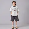 26 Camisetas de Algodón Puro Estilo Coreano para Niños, Camisas de Manga Corta de Verano Modernas con Estampado de Letras y Bloques de Color para Niños Mayores, Camisetas Elásticas Casuales con Cuello Redondo