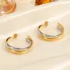 Brincos de Tassel em Aço Inoxidável em Formato de C, Simples e Versáteis, Tarraxas de Titânio com Superfície Lisa Dourada 18K, Atacado, Luxo Leve, Sensação de Alta Qualidade