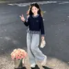 Jeans de Moda Estilo College Estrela 2026 para Meninas, Conjunto de Cardigã Patchwork Xadrez Color-Block Estilo Coreano para Primavera e Outono