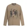 Camiseta de Manga Larga Estampada a Mano con Personaje de Marca de Moda Estilo Americano para Hombres y Mujeres, Primavera 2026, Holgada, Casual, Versátil, Cuello Redondo