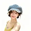 Gorra octogonal de mezclilla estilo vintage para mujer, con adornos de encaje y botones, linda y favorecedora para el rostro, con un aspecto suave y desgastado.