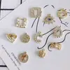 Accesorios para Joyería de Aleación Electrochapada DIY al por Mayor Temperamento Sencillo Incrustado Perla Números Letras Corona Colgante Hueco
