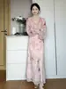 Venta al por mayor transfronteriza: Vestido rosa de manga larga con estampado, cuello en V dulce y elegante de estilo francés para mujer, perfecto para principios de otoño, con una hermosa silueta de línea A de cintura alta.