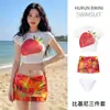 Nuevo Bikini Sexi de Pura Pasión con Estampado de Fresas Conjunto de Tres Piezas para Mujeres con Pecho Pequeño Adelgazante Traje de Baño de Manga Corta Dividido para Aguas Termales