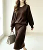 Moda Otoño/Invierno 2026 Nuevo Llegada Color Sólido Punto Trenzado Cuello Redondo Manga Larga Conjunto de Punto para Mujer Top y Falda Conjunto de Dos Piezas