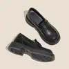 Populares zapatos británicos de cuero con suela gruesa para mujer, nuevos mocasines versátiles de otoño 2026 con suela blanda, zapatos sin cordones