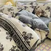 Conjunto de cama de quatro peças genuíno, espesso e confortável para o inverno, apresentando um esquema de cores cremoso e tecido macio de veludo de bebê; também disponível como um conjunto de três peças em fleece de coral