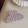 Presilha de garra colorida listrada estilo coreano, presilha de cabelo de tamanho médio de alta qualidade para mulheres, presilha de tubarão para a parte de trás da cabeça, pequeno acessório de cabelo de presilha de garra