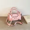 Bolsas de Motocicleta Modernas Geniales para Mujer 2026 Nuevo Estilo Moda Popular Bolso de Mano Bolso Almohada Rosa Correa Ancha para el Hombro Bolso Cruzado de un Solo Hombro