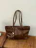Bolsas de mano retro de nicho al por mayor transfronterizas para mujer 2026 nuevo gran capacidad remache para ir al trabajo bandolera individual para el hombro de moda