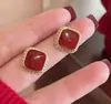Brincos Quadrados Vermelhos de Zircônia Estilo Francês de Luxo Leve, Elegantes e Versáteis, Acessórios Populares de Outono e Inverno, Atacado de Presentes de Fábrica