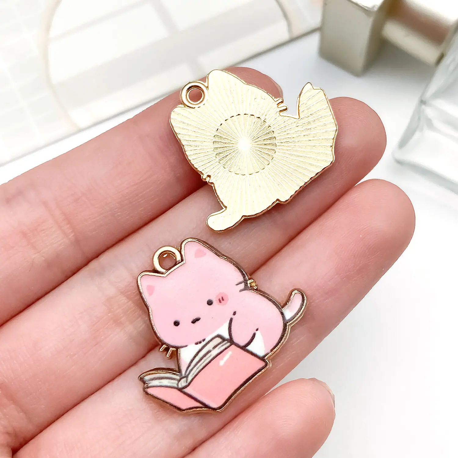 23558-XP-KC金粉色滴油锌合金书本印花猫咪22x25