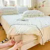 Saia de Cama Acolchoada de Gaze Enrugada Estilo Lençol com Elástico com Acabamento em Renda Saia de Cama Lençol com Elástico Dois em Um Alta Gramatura Gaze de Camada Dupla Cobertura de Cama