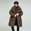 Jaqueta de plumas feminina Pinghu 2026 inverno estilo longo até o joelho novo térmica gola alta solta espessada casaco 90% plumas de pato