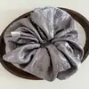 Scrunchie Grande Jacquard de Alta Gama Estilo Francés Vintage Satinado Camelia Lazo para Cola de Caballo Accesorio para el Cabello para Mujeres