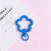 Llavero de aleación con cierre de resorte en forma de flor colorida accesorio DIY hecho a mano colgante accesorio de anillo abierto material de conexión