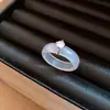 Anillo Redondo de Circonita y Calcedonia para Mujer, Lujo Ligero, Sensación de Alta Gama, Anillo para Dedo Índice, Sencillo, Moderno, Versátil, Diseño Único