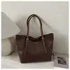 Estilo Universitário Europeu e Americano 2026 Nova Bolsa de Palha Tecida para Mulheres Fashionável Grande Capacidade Simples Toque de Luxo Bolsa de Mão com Alça de Ombro