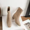 Botas femininas de outono e inverno, novo estilo francês, elegantes, bico quadrado, salto grosso, cano curto, com aumento interno de altura e acabamento em camurça, com zíper traseiro