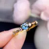 El anillo de topacio es de calidad impecable con un excelente color de fuego, y la piedra principal mide 5*5 mm.. Plata 925 incrustación finamente elaborada