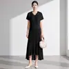 Conjunto de Verão Miyake para Mulheres, Conjunto de Duas Peças, Moda Elegante com Decote V, Blusa Soltinha de Manga Curta, Saia Assimétrica Cauda de Peixe
