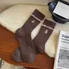 Meias femininas novas para outono e inverno, de cano médio, bordadas com ursinhos de desenho animado fofos, estilo faculdade coreana, meias sem costura, atacado