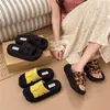 Chinelos Femininos de Solado Mochi para Uso Externo Moda Outono/Inverno 2026 Novo Estilo Solado Grosso Super Macio Estampa de Leopardo Tira Única Chinelos Femininos