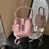 Bolso de Mano Informal de Moda Nicho Estilo Coreano Transfronterizo para Mujer Modelo Nuevo Primavera 2026 Bolso Cubo de Hombro Cruzado