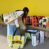 Exposición de Bolsas Tejidas Bolso de Mano Personalizado Piel de Serpiente Evento de Promoción Publicitaria Ecológico Carrito de Compras Show de Autos Bolso Llamativo con Logo Impreso