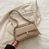 2025 Verão Retrô Elegante Design de Moda Uma Alça Transversal Cor Pura Fecho Nova Textura Fresca Axila Bolsa Feminina