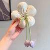 Diadema Romántica de Flor de Tulipan para Niñas para el Día de Año Nuevo con Tres Flores Suaves y Lindas en 3D en la Parte Posterior de la Cabeza