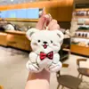 Novo chaveiro de urso com gravata borboleta de pelúcia, boneca fofa de desenho animado, pingente para mochila de estudante, presente acessível