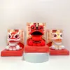 ¡Wow! Tienda Personalizada Transfronteriza de Danza del León Solar Adornos Atractores de Fortuna Estilo Chino Danza del León Propicia Tendencia Nacional Coche Atractor de Fortuna
