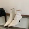 Botas de tornozelo de salto alto e bico fino, novo estilo europeu e americano 2026, salto agulha, botas patchwork nude, botas de cano justo, botas de tornozelo marrons retrô