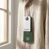 Etiqueta de roupa de luxo em verde escuro, etiqueta de alta qualidade, impressão minimalista do logotipo da marca, etiqueta de pendurar de camada dupla para lojas de roupas