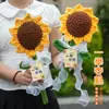 Un ramo de girasoles tejido a mano como regalo ceremonial para los exámenes de ingreso a la preparatoria y la universidad, adecuado para chicos y chicas de 18 años